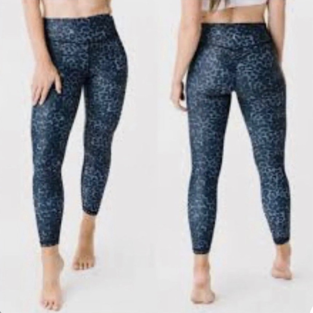 Zyia Active Stone Blue Leopard Scrunchy
Light n Luxe 7/8 Leggings Sz 16/18